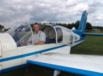 Prof. A. Fedaravičius lėktuve gavęs piloto licenciją, 2005 m. (Prof. A. Fedaravičiaus &scaron;eimos archyvas)