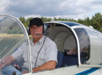 Prof. A. Fedaravičius lėktuve S.Dariaus ir S.Girėno aerodrome, 2005 m. (Prof. A. Fedaravičiaus &scaron;eimos archyvas)