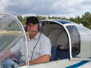 Prof. A. Fedaravičius lėktuve S.Dariaus ir S.Girėno aerodrome, 2005 m. (Prof. A. Fedaravičiaus šeimos archyvas)