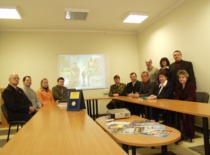 &Scaron;audymo i&scaron; 60-120 mm minosvaidžių treniruočių įranga pripažinta &bdquo;Lietuvos metų gaminiu 2005&ldquo;. Gynybos technologijų instituto kolektyvas su apdovanojimu, 2005 m. (KTU muziejus)