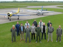 Prof. A. Fedaravičius su pilotais S.Dariaus ir S.Girėno aerodrome, 2006 m. (Prof. A. Fedaravičiaus &scaron;eimos archyvas)