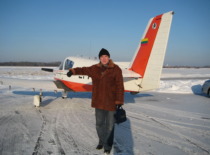 Prof. A. Fedaravičius prie lėktuvo 2009 m. (Prof. A. Fedaravičiaus &scaron;eimos archyvas)