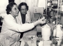 Prof. V. Zelionkaitė ir doc. Z. Martynaitienė laboratorijoje, 1989 m. (KTU muziejus)