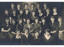 Kauno 5-os vidurinės mokyklos absolventės, 1945 m. 2-oje eilėje 4-oji i&scaron; kairės &ndash; V. Zelionkaitė. (Prof. V. Zelionkaitės &scaron;eimos archyvas)