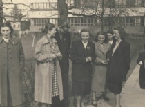 V. Zelionkaitė su bendrakursiais prie Cheminės technologijos fakulteto, 1948 m. (Prof. V. Zelionkaitės &scaron;eimos archyvas)