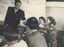 Diplominį projektą gina M. Podelskis, 1953 m. De&scaron;inėje pusėje už stalo sėdi V. Zelionkaitė ir E. Grinienė. (Prof. V. Zelionkaitės &scaron;eimos archyvas)