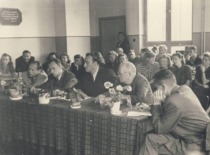 Diplominio projektų gynimas KPI Cheminės technologijos fakultete, 1953 m. Priekyje už stalo sėdi (i&scaron; de&scaron;nės) prof. A. Purėnas, doc. J. Venckevičius, doc. A. Novodvorskis. Kairėje pusėje sėdi V. Zelionkaitė ir M. Martynaitis. (Prof. V. Zelionkaitės &scaron;eimos archyvas)