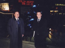 Prof. A. Fedaravičius ir prof. V. Osta&scaron;evičius Berlyne, 2006 m. (Prof. A. Fedaravičiaus &scaron;eimos archyvas)