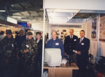 Prof. A. Fedaravičius prie KTU Gynybos technologijos instituto stendo parodoje, 2002 m. (J. Klėmano nuotr., KTU fotoarchyvas)