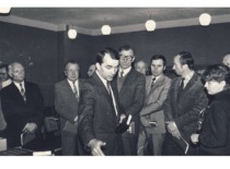 A. Fedaravičius supažindina &bdquo;Vibrotechnikos&ldquo; mokslinio centro svečius su naujausiomis technologijomis, 1986 m. (Prof. A. Fedaravičiaus &scaron;eimos archyvas)