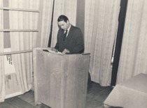 A. Fedaravičius skaito prane&scaron;imą, 1978 m. (Prof. A. Fedaravičiaus &scaron;eimos archyvas)