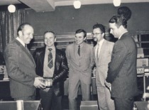 A. Fedaravičius su &bdquo;Vibrotechnikos&ldquo; mokslininkais J. Barei&scaron;iu, A. Jurkausku, J. Gasiūnu ir G. Bisigirskiu, 1986 m. (Prof. A. Fedaravičiaus &scaron;eimos archyvas)