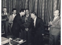 A. Fedaravičius sveikina &bdquo;Vibrotechnikos&ldquo; mokslinį vadovą prof. K. Ragulskį 60-mečio proga, 1986 m. (Prof. A. Fedaravičiaus &scaron;eimos archyvas)