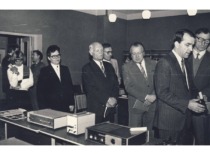 A. Fedaravičius supažindina &bdquo;Vibrotechnikos&ldquo; mokslinio centro svečius su naujausiomis technologijomis, 1986 m. (Prof. A. Fedaravičiaus &scaron;eimos archyvas)