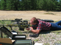 Prof. A. Fedaravičius i&scaron;bando &scaron;audymo įrangą poligone, 2012 m. (KTU muziejus)