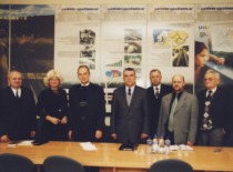 KTU mokslininkų pasitarimas &bdquo;Lietuvos geležinkeliuose&ldquo; apie mokslo ir studijų vystymą geležinkelio transporto tematika, 2000 m. I&scaron; kairės: prof. A. Žiliukas, prof. V. Kavaliauskienė, prof. J. Sapragonas, prof. A. Fedaravičius, doc. Ž. Bazaras, doc. V. Mačerauskas, doc. O. &Scaron;vėgžda. (KTU muziejus)