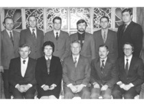 &bdquo;Vibrotechnikos&ldquo; darbuotojai, apdovanoti už pasiekimus, su moksliniu vadovu prof. K. Ragulskiu, 1986 m. Pirmoje eilėje (i&scaron; kairės): Z. Pocius, V. Ragulskienė, K. Ragulskis, P. Varanauskas, A. Kurtinaitis; antroje eilėje (i&scaron; kairės): B. Stulpinas, I. Oržekauskas, V. Volkovas, B. Busilas, A. Fedaravičius, A. Nenorta. (Prof. K. Ragulskio &scaron;eimos archyvas)