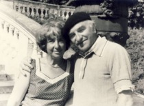 Prof. R. Baltru&scaron;is su žmona Irena prie Ti&scaron;kevičių rūmų Palangoje, 1985 m. liepa. (Prof. R. Baltru&scaron;io archyvas)