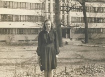 V. Zelionkaitė baigusi studijas prie Cheminės technologijos fakulteto rūmų, 1950 m. (Prof. V. Zelionkaitės &scaron;eimos archyvas)