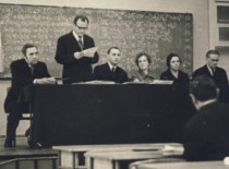 Prof. J. Janickis (1-asis i&scaron; de&scaron;inės) ir prof. V. Zelionkaitė (2-oji i&scaron; de&scaron;inės) disertacijos gynime, apie 1967 m. (KTU muziejus)