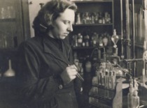 V. Zelionkaitė laboratorijoje vykdo bandymus, 1953 m. (KTU muziejus)