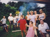 Prof. V. Zelionkaitė su giminėmis sode per Jonines. 2005 m. (Prof. V. Zelionkaitės &scaron;eimos archyvas)
