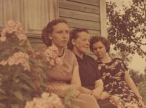 V. Zelionkaitė su mama ir seserimi, 1954 m. (Prof. V. Zelionkaitės &scaron;eimos archyvas)