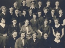 V. Zelionkaitė su pirmąja auklėjamąja grupe, 1953 m. (Prof. V. Zelionkaitės &scaron;eimos archyvas)