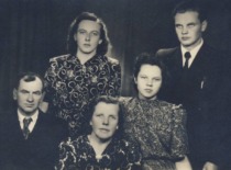 V. Zelionkaitė su tėvais, broliu Kazimieru ir seserimi Valerija, 1950 m. (V. Zelionkaitės &scaron;eimos archyvas)
