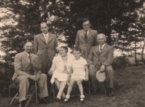 Prof. S. &Scaron;alkauskis su &scaron;eima ir kolegomis apie 1937 m. Sėdi: S. &Scaron;alkauskis, J. &Scaron;alkauskienė, sūnus Julius ir skulptorius Juozas Zikaras. Stovi: VDU profesoriai Jonas Girnius ir Zenonas Ivinskis. (&Scaron;alkauskių &scaron;eimos archyvas)