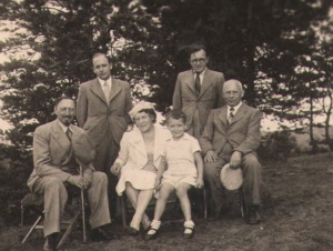 Prof. S. Šalkauskis su šeima ir kolegomis apie 1937 m. Sėdi: S. Šalkauskis, J. Šalkauskienė, sūnus Julius ir skulptorius Juozas Zikaras. Stovi: VDU profesoriai Jonas Girnius ir Zenonas Ivinskis. (Šalkauskių šeimos archyvas)