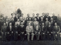 Prof. V. Mo&scaron;inskis su KVVDU Metalų technologijos katedros darbuotojais, 1944&ndash;1945 m. (KTU muziejus)