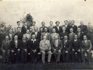 Prof. V. Mošinskis su KVVDU Metalų technologijos katedros darbuotojais, 1944–1945 m. (KTU muziejus)
