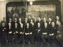 Technikos fakulteto dėstytojai ir studentai Karininkų ramovėje, 1928 m. I&scaron; kairės 1-oje eilėje: prof. J. &Scaron;imoliūnas, doc. J. Ma&scaron;iotas, privatdoc. P.Markūnas, prof. P. Jodelė, prof. K. Vasiliauskas, doc. V.Gorodeckis, doc. J.Jankevičius, prof. V. Mo&scaron;inskis, doc. A. Langė, prof. plk. S. Dirmantas. 2-oje eilėje (i&scaron; kairės) 2-asis &ndash; L. Kaulakis, 5-asis &ndash; V. Vilei&scaron;is. (KTU muziejus)