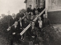 &Scaron;alkauskių &scaron;eima prie tėvų namo, 1927 m. rugpjūčio 14 d. 1-oje eilėje (i&scaron; kairės) sėdi Julijonas &Scaron;alkauskis ir Felicija &Scaron;alkauskaitė; 2-oje eilėje stovi Stasys &Scaron;alkauskis, sėdi Elena Lukauskienė ir Antanina, stovi Barbora Bendoravičienė ir jos vyras; 3-ioje eilėje stovi Kazys &Scaron;alkauskis, sėdi jo žmona Vanda &Scaron;alkauskienė, sesuo Vanda Labanauskienė ir jos vyras Viktoras Labanauskas; 4-oje eilėje: Algirdas &Scaron;alkauskis ir tėvai Barbora Go&scaron;tautaitė-&Scaron;alkauskienė ir Julijonas &Scaron;alkauskis. (&Scaron;alkauskų &scaron;eimos archyvas)
