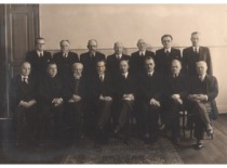 Vytauto Didžiojo ir Vilniaus universitetų senatai atsisveikinimo i&scaron;kilmėse 1940 m. vasario 16 d. 1-oje eilėje (i&scaron; kairės): prof. K. Vasiliauskas, prof. B. Čėsnys, prof. P. Jodelė, VU rektorius prof. M. Birži&scaron;ka, VDU rektorius prof. S. &Scaron;alkauskis, prof. P. &Scaron;alčius, prof. A. Purėnas, prof. A. Janulaitis. 2-oje eilėje: prof. V. Mykolaitis-Putinas, prof. V.Mo&scaron;inskis, prof. V. Birži&scaron;ka, prof. Z. Žemaitis, prof. V. La&scaron;as, doc. P. Katilius. (B. Savsenavičiaus nuotr., &Scaron;alkauskių &scaron;eimos archyvas)