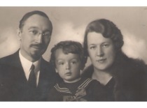 Prof. S. &Scaron;alkauskis su sūnumi Juliumi ir žmona Julija, 1934 m. (&Scaron;alkauskų &scaron;eimos archyvas)
