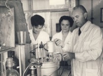 Prof. E. Pacauskas su kolegėmis laboratorijoje, 1967 m. (KTU muziejus)