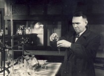 E. Pacauskas laboratorijoje, 1947 m. (KTU muziejus)