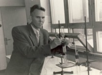 E. Pacauskas KPI mokslinėje laboratorijoje, 1953 m. (KTU muziejus)