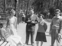 Doc. E. Pacauskas su studentais praktikoje Rygoje, 1962 m. (KTU muziejus)