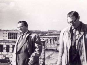 KPI rektorius K. Baršauskas su prorektoriumi H. Petrusevičiumi apžiūri studentų miestelio statybas, 1963 m. (KTU muziejus)