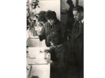 Prof. J. Janickis laboratorijoje su studentais apie 1967 m. (KTU muziejus)