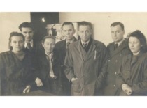 KPI Fizikinės chemijos katedra, 1952 m. I&scaron; kairės: V. Zelionkaitė, V. Karpus, M. Vizgirdaitė-Dzenajavičienė (laborantė), E. Pacauskas, katedros vedėjas J. Janickis, A. Prokopčikas, V. Pilkauskienė. (Prof. V. Zelionkaitės &scaron;eimos archyvas)