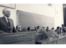 Prof. E. Pacauskas skaito prane&scaron;imą konferencijoje, 1983 m. (KTU muziejus)