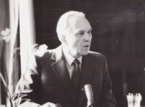 Prof. E. Pacauskas kalba kolegių L. Iva&scaron;kevičienės ir V. Tulevičienės i&scaron;lydėjimo į pensiją &scaron;ventėje, 1983 m. (Prof. A. &Scaron;ulčiaus asmeninis archyvas)