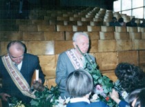 KTU Cheminės technologijos fakultetas sveikiną prof. R. Baltru&scaron;į 70-mečio ir prof. B. Stulpiną 80-mečio proga, 1996 m. (Prof. A. &Scaron;ulčiaus asmeninis archyvas)