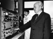 Prof. B. Stulpinas ir doc. ir doc. O. Petro&scaron;evičiūtė laboratorijoje, 1987 m. (KTU muziejus)