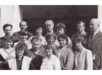 KPI Bendrosios chemijos katedros darbuotojai &scaron;venčia mokslo metų pabaigą, 1988 m. birželis (Prof. A. &Scaron;ulčiaus asmeninis archyvas)