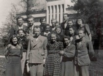 B. Stulpinas su bendrakursiais prie fakulteto apie 1952 m. (KTU muziejus)